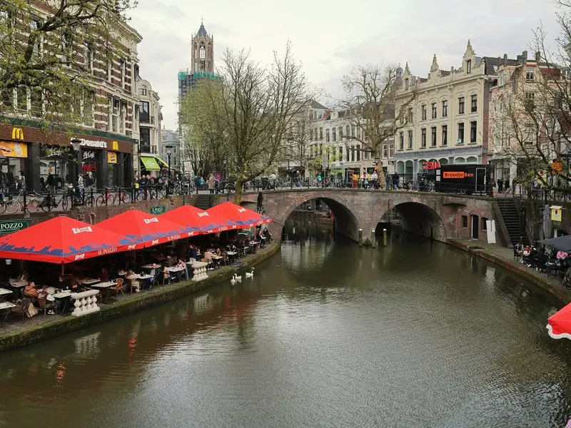 De Oudegracht in Utrecht met de Domtoren op de achtergrond